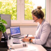 Frau am PC Team Data Migration bei onOffice