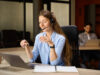 Frau telefoniert mit dem Telefon-Modul von onOffice