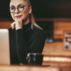 Frau gewinnt am Laptop Kunden