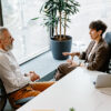 Frau und Mann im Büro im Gespräch