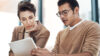 Mann und Frau vor Tablet