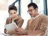 Mann und Frau vor Tablet