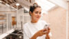 Frau am Smartphone für Online Marketing