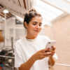 Frau am Smartphone für Online Marketing