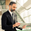 Mann mit Tablet in der Hand