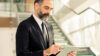 Mann mit Tablet in der Hand