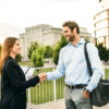 Frau und Mann geben sich die Hand