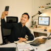 Makler, der mit Smartphone ein Video von sich selbst dreht
