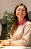Frau die in die Kamera lächelt