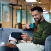 Makler der ein Buch auf dem Tablet liest