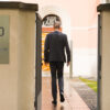 Jürgen Michael Schick von MICHAEL SCHICK IMMOBILIEN GmbH & Co. KG geht ins Bürogebäude