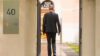 Jürgen Michael Schick von MICHAEL SCHICK IMMOBILIEN GmbH & Co. KG geht ins Bürogebäude
