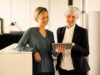 Zwei Business-Frauen im Büro schauen auf ein Tablet