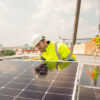 Dachdecker der eine PV-Anlage installiert