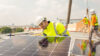 Dachdecker der eine PV-Anlage installiert