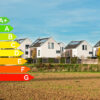 Skala der Energieeffizienzklasse mit Immobilien im Hintergrund