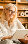 Frau mit Tablet