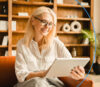 Frau mit Tablet
