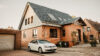 Einfamilienhaus mit Einfahrt und Auto
