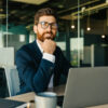 Mann im Büro am Laptop