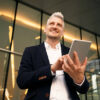 Mann mit Handy in der Hand