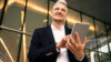 Mann mit Handy in der Hand