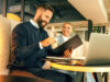 Mann und Frau in einem Meeting mit Tablet