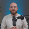 Mann im Aufnahmeraum erklärt den onOffice AI Connector