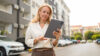 Frau am Tablet, die ihre neue Maklersoftware auswählt