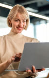Frau am Laptop