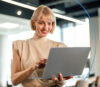 Frau am Laptop