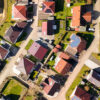 Dorf aus der Vogelperspektive mit Blick auf klimaneutralen Gebäudebestand